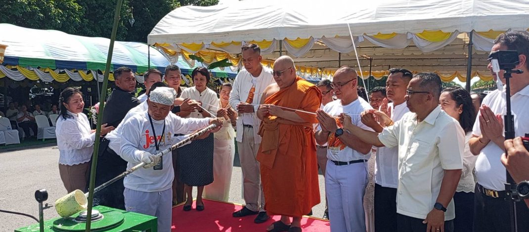 สิงห์บุรี – ผู้ว่าฯ สิงห์บุรี นำพิธีบวงสรวง “หลวงพ่อใหญ่ประทานพร” เปิดบูรณะทองคำโมเสกสุดยิ่งใหญ่ ณ หน้าพระใหญ่ ศูนย์รวมศรัทธาแห่งเมืองสิงห์