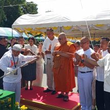 สิงห์บุรี – ผู้ว่าฯ สิงห์บุรี นำพิธีบวงสรวง “หลวงพ่อใหญ่ประทานพร” เปิดบูรณะทองคำโมเสกสุดยิ่งใหญ่ ณ หน้าพระใหญ่ ศูนย์รวมศรัทธาแห่งเมืองสิงห์