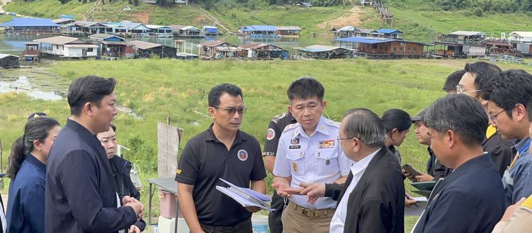 กาญจนบุรี : ประธานผู้ตรวจการแผ่นดิน นำทีมลงพื้นที่สังขละบุรี สางปัญหาบุกรุกที่ดินรัฐ-จัดระเบียบแพสะพานมอญ ย้ำบูรณาการหน่วยงานเพื่อจัดระเบียบพื้นที่ใหม่ทั้งหมด
