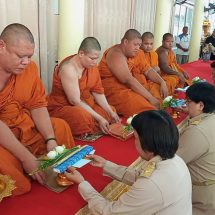 สิงห์บุรี – ศรัทธาล้นวัด! รองผู้ว่าฯ สิงห์บุรี นำชาวบ้าน “โยมพบพระ” ตักบาตร–ทอดผ้าป่า เติมบุญใหญ่ พร้อมมอบทุนพระเทพฯ สร้างอนาคตเด็กชนบท