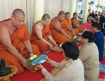 สิงห์บุรี – ศรัทธาล้นวัด! รองผู้ว่าฯ สิงห์บุรี นำชาวบ้าน “โยมพบพระ” ตักบาตร–ทอดผ้าป่า เติมบุญใหญ่ พร้อมมอบทุนพระเทพฯ สร้างอนาคตเด็กชนบท