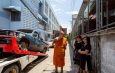 หลวงพี่น้ำฝน ปะทะคารม ห้ามจอดผอ.กลุ่มงานฯการเงิน สพป.นครปฐม เขต 1ปมคืนซากรถ จอดทิ้ง 20 ปี กลับคืนต้นสังกัด หวั่นงูฉก เด็กเล่นเป็นอันตราย