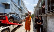 หลวงพี่น้ำฝน ปะทะคารม ห้ามจอดผอ.กลุ่มงานฯการเงิน สพป.นครปฐม เขต 1ปมคืนซากรถ จอดทิ้ง 20 ปี กลับคืนต้นสังกัด หวั่นงูฉก เด็กเล่นเป็นอันตราย