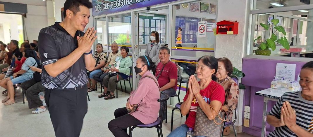 ผู้ว่าฯ น่านสั่งเพิ่มช่องบริการขนส่ง รับยื่นอุทธรณ์บัตรสวัสดิการฯ จาก 3 เป็น 6 ช่อง เร่งลดเวลารอประชาชน หลังชาวบ้านแห่แก้ไขข้อมูลครอบครองรถกว่า 400 รายต่อวัน เหตุชื่อยังติดฐานข้อมูลกรมการขนส่งฯ กระทบสิทธิ์บัตรสวัสดิการแห่งรัฐปี 2569 พร้อมขยายเวลาบริการถึง 20.00 น.