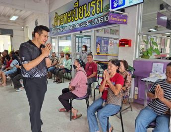 ผู้ว่าฯ น่านสั่งเพิ่มช่องบริการขนส่ง รับยื่นอุทธรณ์บัตรสวัสดิการฯ จาก 3 เป็น 6 ช่อง เร่งลดเวลารอประชาชน หลังชาวบ้านแห่แก้ไขข้อมูลครอบครองรถกว่า 400 รายต่อวัน เหตุชื่อยังติดฐานข้อมูลกรมการขนส่งฯ กระทบสิทธิ์บัตรสวัสดิการแห่งรัฐปี 2569 พร้อมขยายเวลาบริการถึง 20.00 น.