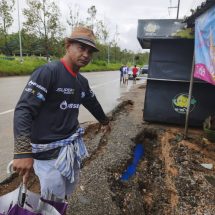 พังงา-ชาวบ้านร้องโครงการฝังท่อประปายักษ์ริมถนนพังงา–ภูเก็ต สร้างความเดือดร้อน หวั่นถนนทรุดเสียหาย วอนเร่งแก้ไข งบหลายพันล้านแต่ไม่เห็นป้ายโครงการ