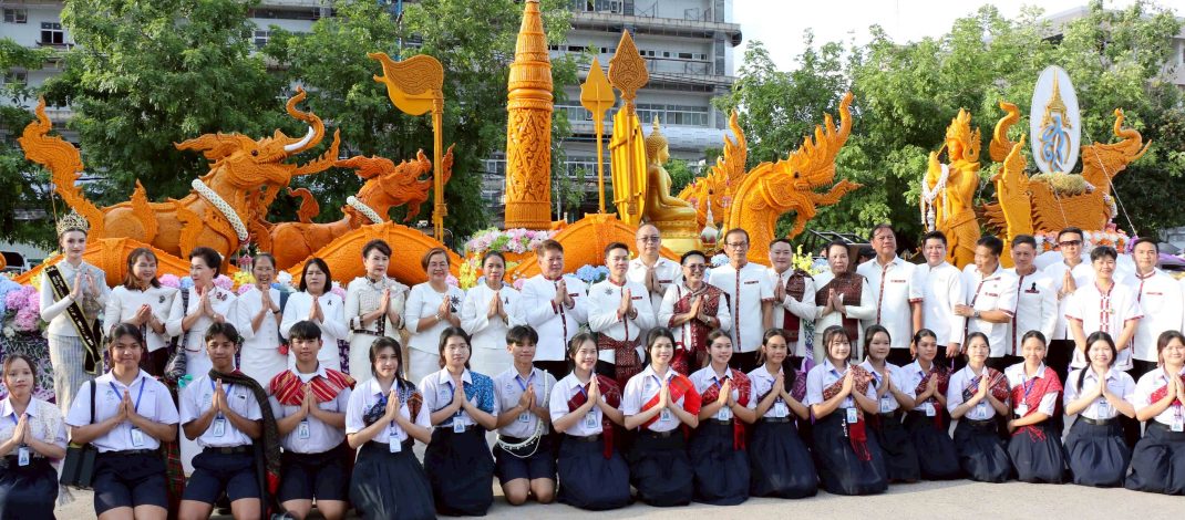 กาฬสินธุ์ ชาวกาฬสินธุ์สืบสานประเพณีแห่เทียนเข้าพรรษา รณรงค์ลด ละ เลิก อบายมุข