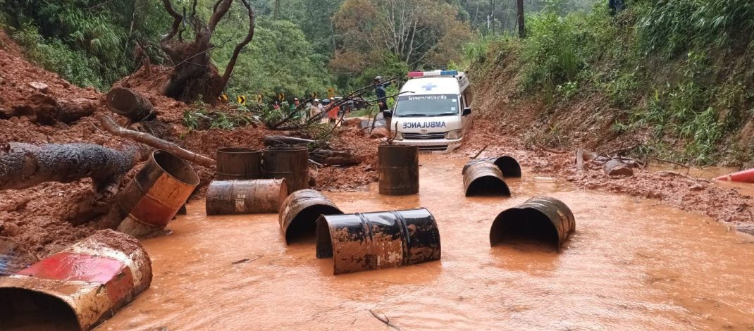 ด่วน! ดินสไลด์ปิดทางหลวง 1256 ปัว–บ่อเกลือ รถทุกชนิดผ่านไม่ได้ แขวงทางหลวงน่านที่ 2 เร่งเคลียร์เส้นทาง
