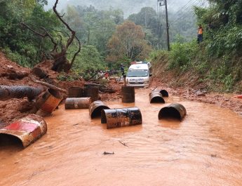 ด่วน! ดินสไลด์ปิดทางหลวง 1256 ปัว–บ่อเกลือ รถทุกชนิดผ่านไม่ได้ แขวงทางหลวงน่านที่ 2 เร่งเคลียร์เส้นทาง