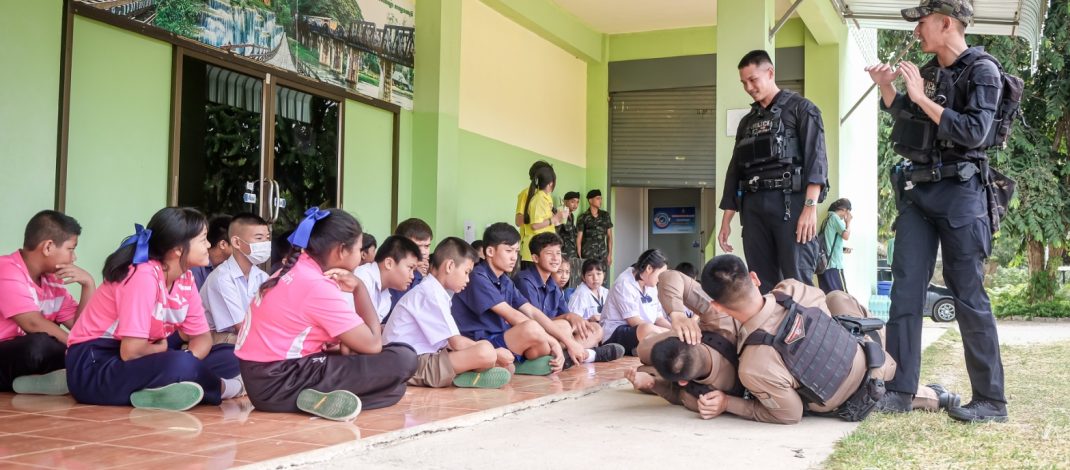 กาญจนบุรี – กองพลทหารราบที่ 9 โดย กรมทหารราบที่ 29 จัดกิจกรรมฝึกอบรมหลักการทั่วไปและการเอาตัวรอดจากเหตุกราดยิงในสถานศึกษา หรือ Active shooter