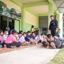 กาญจนบุรี – กองพลทหารราบที่ 9 โดย กรมทหารราบที่ 29 จัดกิจกรรมฝึกอบรมหลักการทั่วไปและการเอาตัวรอดจากเหตุกราดยิงในสถานศึกษา หรือ Active shooter