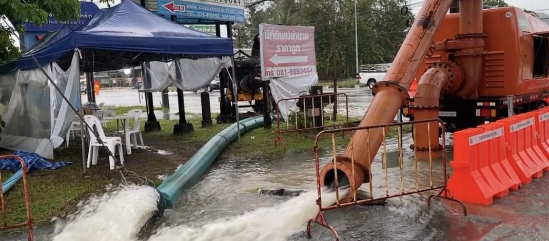 ท่วมซ้ำซาก! ฝนถล่มเขาหลัก น้ำท่วมถนนเพชรเกษมสูง 40-60 ซม. ต้องปิดถนนเบี่ยงการจราจร เจ้าหน้าที่เร่งสูบน้ำแต่ฝนยังไม่หยุด
