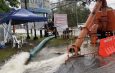 ท่วมซ้ำซาก! ฝนถล่มเขาหลัก น้ำท่วมถนนเพชรเกษมสูง 40-60 ซม. ต้องปิดถนนเบี่ยงการจราจร เจ้าหน้าที่เร่งสูบน้ำแต่ฝนยังไม่หยุด