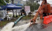 ท่วมซ้ำซาก! ฝนถล่มเขาหลัก น้ำท่วมถนนเพชรเกษมสูง 40-60 ซม. ต้องปิดถนนเบี่ยงการจราจร เจ้าหน้าที่เร่งสูบน้ำแต่ฝนยังไม่หยุด