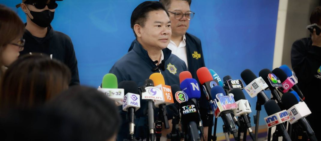 ป.ป.ส. แถลงความคืบหน้าคดีแอร์โฮสเตสขนยาเสพติด ยืนยันไรเดอร์ที่เข้าพบเป็น “คนละคน” เร่งล่าตัวบงการบัญชีอวตาร “โรส”