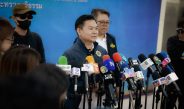 ป.ป.ส. แถลงความคืบหน้าคดีแอร์โฮสเตสขนยาเสพติด ยืนยันไรเดอร์ที่เข้าพบเป็น “คนละคน” เร่งล่าตัวบงการบัญชีอวตาร “โรส”