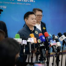 ป.ป.ส. แถลงความคืบหน้าคดีแอร์โฮสเตสขนยาเสพติด ยืนยันไรเดอร์ที่เข้าพบเป็น “คนละคน” เร่งล่าตัวบงการบัญชีอวตาร “โรส”