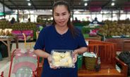 ทุเรียนหมอนทอง ของลับแล อุตรดิตถ์สีเหลืองทอง เนื้อแห้งละเอียดฟู รสชาติหวานมันกำลังดี และมีกลิ่นหอมละมุน