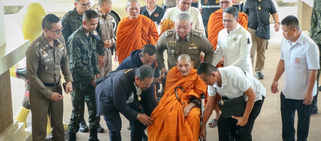 กาฬสินธุ์ทำบุญศาลากลางเสริมสิริมงคล หลวงปู่ศิลาสร้างขวัญกำลังใจขรก.ปฏิบัติหน้าที่บำบัดทุกข์ บำรุงสุขให้แก่ประชาชน