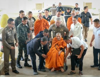 กาฬสินธุ์ทำบุญศาลากลางเสริมสิริมงคล หลวงปู่ศิลาสร้างขวัญกำลังใจขรก.ปฏิบัติหน้าที่บำบัดทุกข์ บำรุงสุขให้แก่ประชาชน