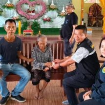 ปราจีนบุรี ร่วมบริจาคเงินจัดงานศพลูกถูกพ่อทำร้ายเสียชีวิต