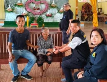 ปราจีนบุรี ร่วมบริจาคเงินจัดงานศพลูกถูกพ่อทำร้ายเสียชีวิต