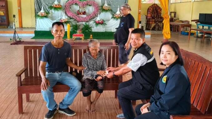 ปราจีนบุรี ร่วมบริจาคเงินจัดงานศพลูกถูกพ่อทำร้ายเสียชีวิต