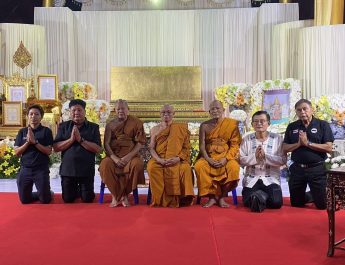 สิงห์บุรี – ศิษยานุศิษย์ร่วมอาลัยแน่นวัด “เบ็งจะ ตรีสาร” นำชาวสิงห์บุรีร่วมเป็นเจ้าภาพสวดพระอภิธรรม หลวงพ่อสนุ่น