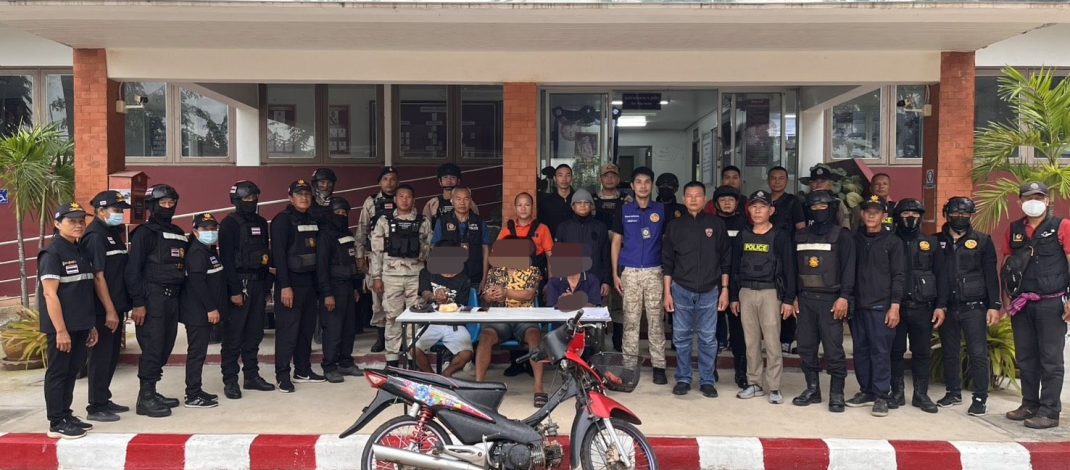 กาฬสินธุ์ ตร.ลำปาวสนธิกำลังฝ่ายปกครองปฏิบัติการพิฆาตยาเสพติด บุกจับมั่วสุมเสพยาบ้าคาบ้านพัก