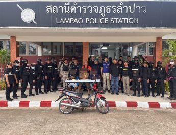 กาฬสินธุ์ ตร.ลำปาวสนธิกำลังฝ่ายปกครองปฏิบัติการพิฆาตยาเสพติด บุกจับมั่วสุมเสพยาบ้าคาบ้านพัก