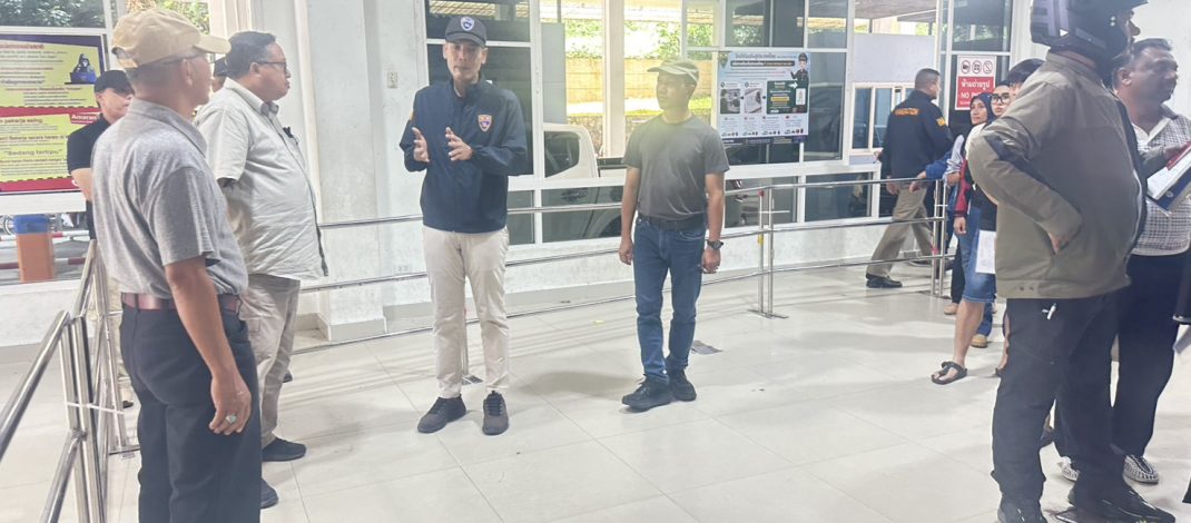 รองผู้ว่าฯ ยะลา ตรวจเยี่ยมด่าน ตม.เบตง ชื่นชมยกระดับบริการ 4 ภาษา อำนวยความสะดวกช่วงวันหยุด