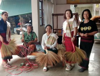 ไม้กวาดตองกง สินค้า OTOP แห่งเมืองลับแล จังหวัดอุตรดิตถ์ ภูมิปัญญาท้องถิ่นที่สืบสานจากรุ่นสู่รุ่น