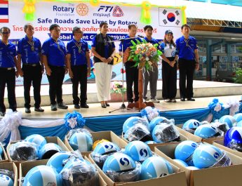 กาญจนบุรี – ปลูกผังจิตสำนึก และสร้างวินัยจราจรแก่เยาวชน!! สโมสรโรตารี 8 สโมสร จังหวัดกาญจนบุรี จัดโครงการส่งเสริมความปลอดภัยในการใช้รถใช้ถนนโดยองค์กรโรตารี่ “Safe Roads Save Lives by Rotary” รณรงค์สวมหมวกกันน็อค