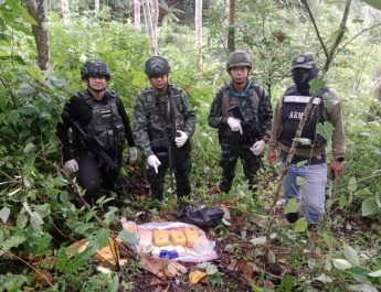 ทหารสกัดกั้นยาบ้าเตรียมทะลักเข้าชายแดนเจอของกลางกว่าห้าหมื่นเม็ด