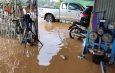 สกลนคร ฝนตกน้ำท่วมรอระบายทางเข้าวัดป่านาคนิมิตต์ ส.ส.อู๊ดนำทีมแก้ไข