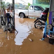 สกลนคร ฝนตกน้ำท่วมรอระบายทางเข้าวัดป่านาคนิมิตต์ ส.ส.อู๊ดนำทีมแก้ไข