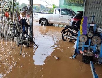 สกลนคร ฝนตกน้ำท่วมรอระบายทางเข้าวัดป่านาคนิมิตต์ ส.ส.อู๊ดนำทีมแก้ไข