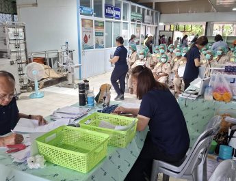 สุรินทร์ – ผู้สูงอายุเข้ารับบริการผ่าตัดต้อกระจกฟรีกว่า 200 คน คืนแสงสว่างให้ดวงตา ลดเสี่ยงตาบอด ในโครงการผ่าตัดต้อกระจกฟรี คืนคุณภาพชีวิตให้ผู้สูงอายุและประชาชนในอำเภอจอมพระและพื้นที่ใกล้เคียง