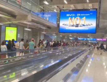โซเชียลโพสต์คลิป! สุวรรณภูมิสร้างตำนานบทใหม่ แถวคิวยาวเหยียดทะลุกิโลเมตร นักท่องเที่ยวแห่ฝึกความอดทนรอนานกว่า 3 ชั่วโมง กลายเป็นมีมไวรัลประชดระเบียบการจัดการระดับโลก