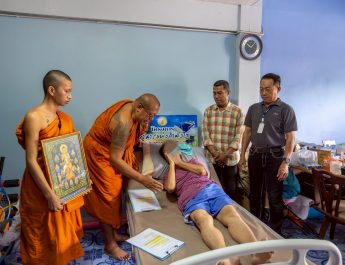 หลวงพี่น้ำฝน วัดไผ่ล้อมพระอารามหลวง จังหวัดนครปฐม ไม่หยุดเดินหน้ามอบเตียง รถวีลแชร์ ช่วยผู้ยากไร้สู้ชีวิต ยามเศรษฐกิจฝืด
