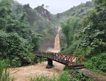 กาญจนบุรี – ฝนตกต่อเนื่องเกิดน้ำป่าทะลักน้ำตกจ๊อกกระดิ่น แหล่งท่องเที่ยวชื่อดัง แนะ นักท่องเที่ยวติดตามข่าวสารอย่างใกล้ชิด