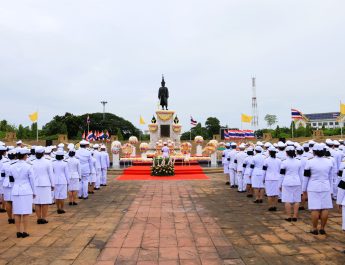ลพบุรี องคมนตรีเป็นผู้แทนพระองค์วางพวงมาลาถวายราชสักการะพระบรมราชานุสาวรีย์สมเด็จพระนารายณ์มหาราช