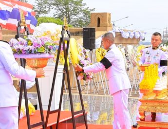 ลพบุรี องคมนตรีเป็นผู้แทนพระองค์วางพวงมาลาถวายราชสักการะพระบรมราชานุสาวรีย์สมเด็จพระนารายณ์มหาราช