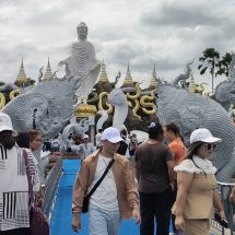 ปทุมธานี สาวดวงเฮงขนข้าวสาร 50 ถุงแก้บนท้าวเวสฯหลังถูกรางวัลรับหลักล้าน ขนกุหลาบ 100 ดอกแก้บนท้าวเวสฯขอพร 2 วันดลได้งานสมใจ