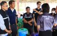 กาญจนบุรี – เจ้าหน้าที่สาธารณสุขอำเภอเมืองกาญจนบุรี นำเจ้าหน้าที่ตรวจร่างกายแก่ประชาชน ในพื้นที่ตำบลวังด้ง ได้รับความเดือดร้อนด้านมลพิษทางอากาศอย่างรุนแรง จากโรงงานถลุงโลหะตะกั่วจากสินแร่ และนำผงตะกั่วและแผ่นธาตุแบตเตอรี่