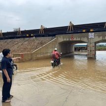 ชาวสบสาย “เดือดหนัก” หลังรถไฟทำเรื่องยุ่ง กรณีออกแบบถนนเข้าหมู่บ้านต่ำกว่าระดับน้ำในนาข้าว