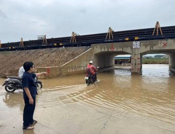 ชาวสบสาย “เดือดหนัก” หลังรถไฟทำเรื่องยุ่ง กรณีออกแบบถนนเข้าหมู่บ้านต่ำกว่าระดับน้ำในนาข้าว