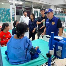 กาญจนบุรี : ศรส.กาญจน์ พร้อมมูลนิธิวันสกาย รุดช่วยเหลือ เด็กสาววัย 15 ปี หลังถูกแม่ใจยักษ์ชาวพม่าต้มน้ำร้อนราดตัวสาหัส เพียงแค่กินหมู่ไป 2 ชิ้น ล่าสุดเจ้าหน้าที่ตำรวจคุมตัวได้แล้ว เบื้องต้นเจอข้อหา พรบ.คนเข้าเมือง