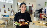 สกลนคร ข้าวมันไก่ ข้าวขาหมูราคาหลักสิบรสชาดความอร่อยราคาหลักร้อย