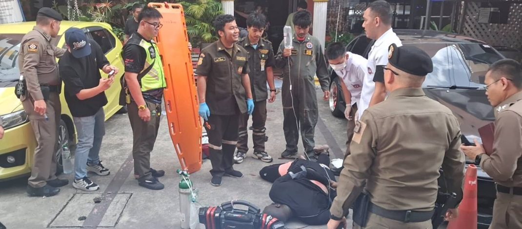หนุ่มฝรั่งเศสคลุ้มคลั่งถือมีดไล่ฟันชาวบ้าน ซอยพัฒนาการ 43 แทงตำรวจเจ็บ 1 ก่อนถูกยิงสยบ 3 นัด